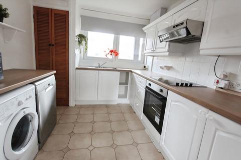 3 bedroom flat to rent, Giles Street, Edinburgh EH6