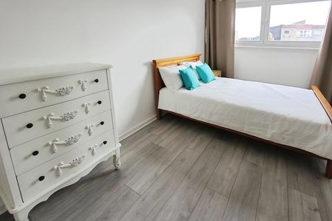 3 bedroom flat to rent, Giles Street, Edinburgh EH6