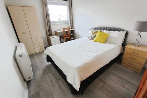 3 bedroom flat to rent, Giles Street, Edinburgh EH6