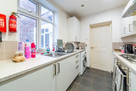 2 bedroom flat to rent, Brandon Grove, Sandyford, NE2