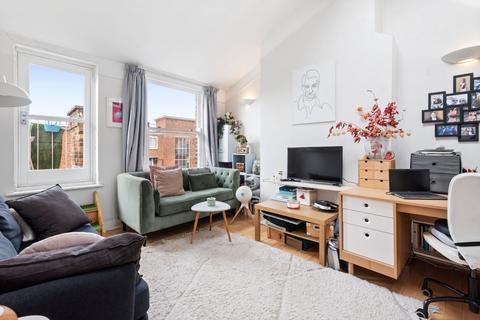 2 bedroom flat to rent, Roseleigh Avenue, London