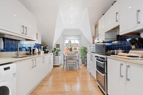 2 bedroom flat to rent, Roseleigh Avenue, London