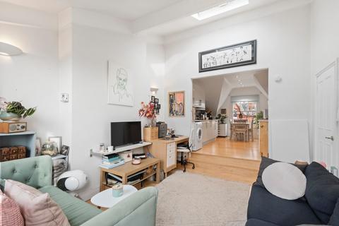 2 bedroom flat to rent, Roseleigh Avenue, London