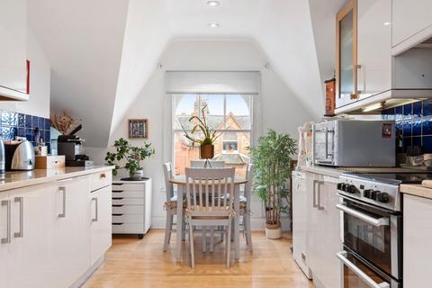 2 bedroom flat to rent, Roseleigh Avenue, London