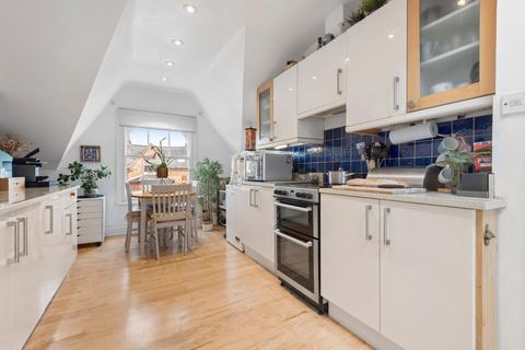 2 bedroom flat to rent, Roseleigh Avenue, London
