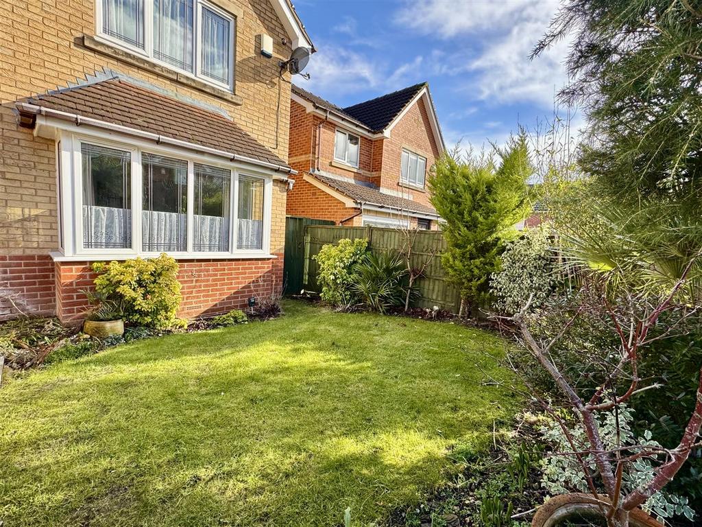 EXTERNAL FRONT &amp; DRIVEWAY