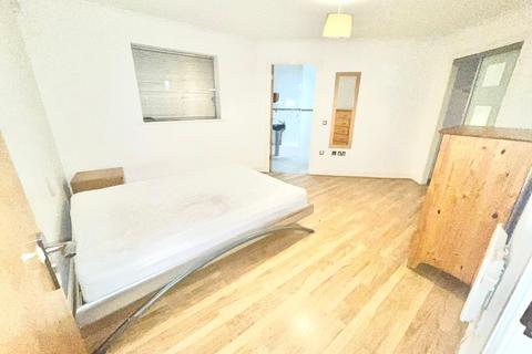 1 bedroom in a flat share to rent, Townsend Way, Birmingham B1