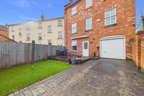 4 bedroom end of terrace house for sale, Hampden Square, Aylesbury HP19