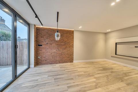 3 bedroom flat for sale, Totteridge Lane,  Totteridge,  N20