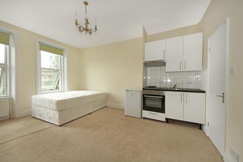 Studio to rent, Uxbridge Road, W3