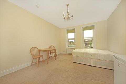 Studio to rent, Uxbridge Road, W3