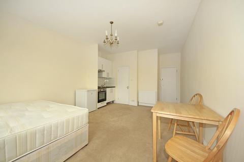 Studio to rent, Uxbridge Road, W3
