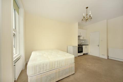Studio to rent, Uxbridge Road, W3