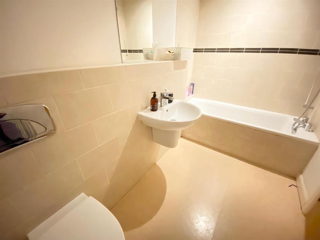 Main bathroom.jpg