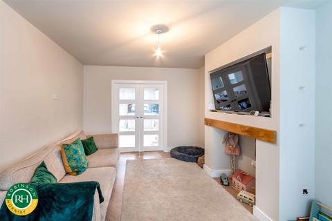 2 bedroom semi-detached house for sale, Crompton Avenue, Doncaster