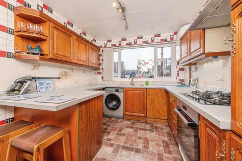 4 bedroom semi-detached house for sale, Moor Park Court, Dewsbury