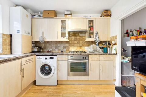 2 bedroom house to rent, St. Gerards Close, London SW4