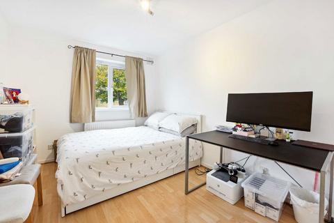 2 bedroom house to rent, St. Gerards Close, London SW4