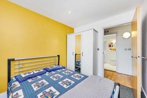 2 bedroom flat to rent, Prestons Road, London E14