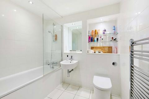 2 bedroom flat to rent, Prestons Road, London E14