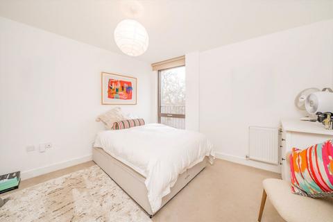 3 bedroom flat to rent, St. Pauls Way, London E3