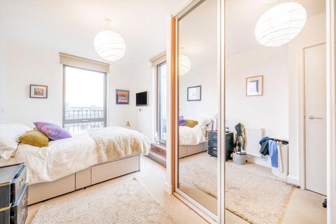 3 bedroom flat to rent, St. Pauls Way, London E3