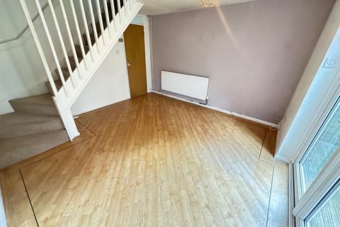 2 bedroom terraced house to rent, Chelsworth Close, Luton, Bedfordshire, LU2 9SU