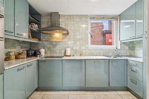 1 bedroom flat for sale, Lily Close, St Pauls Court, London, W14