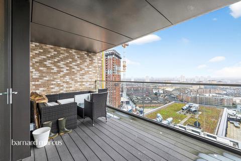 3 bedroom flat for sale, Charles Clowes Walk, London