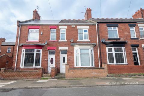 3 bedroom terraced house to rent, Holyoake Terrace, Roker, Sunderland