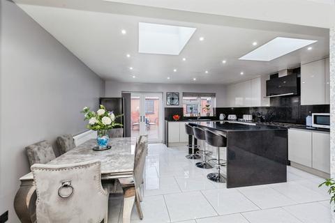 4 bedroom semi-detached house for sale, Whitby Road, Slough