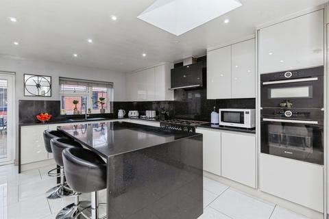 4 bedroom semi-detached house for sale, Whitby Road, Slough