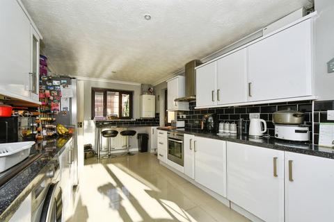 4 bedroom detached house for sale, Boundary Close, Swindon