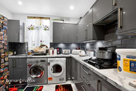 3 bedroom terraced house for sale, Thackeray Avenue, London