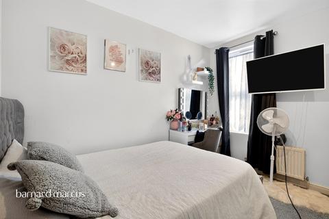3 bedroom terraced house for sale, Thackeray Avenue, London