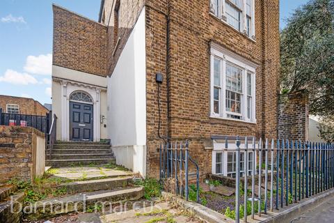 1 bedroom ground floor flat for sale, West Hill, London