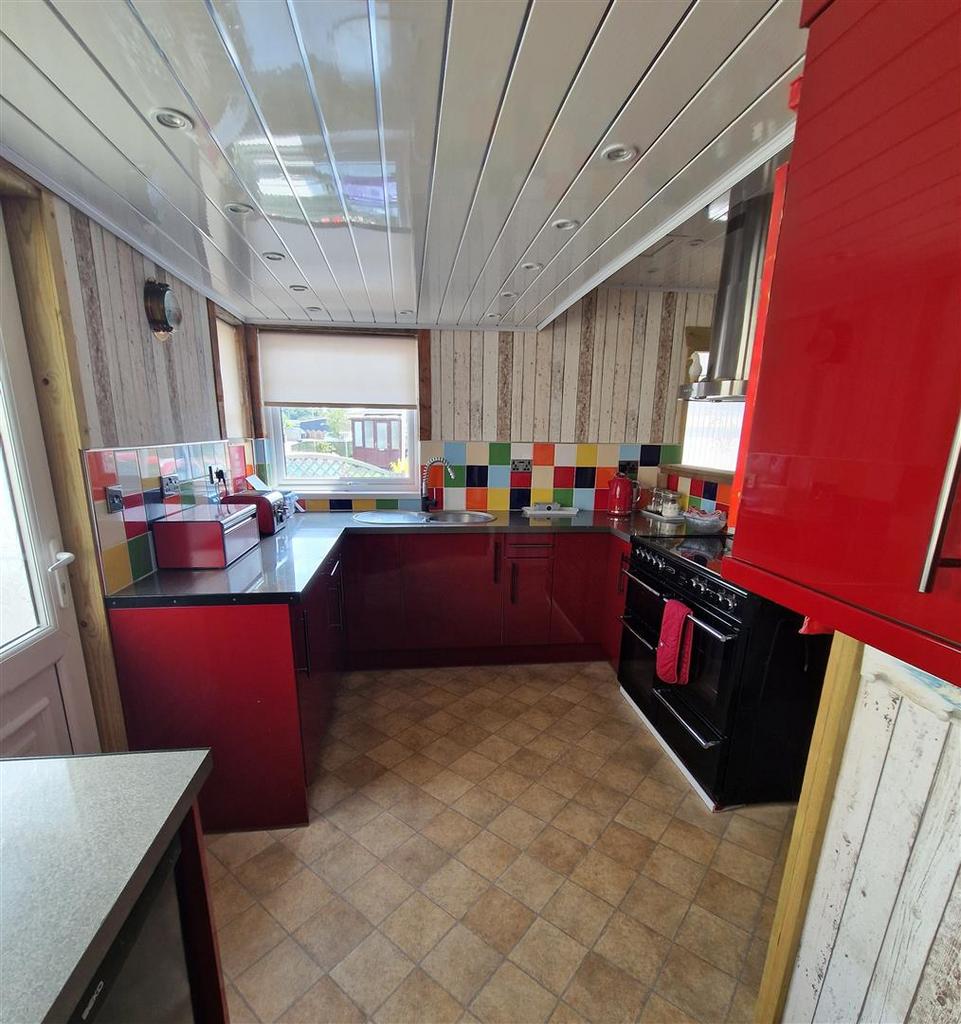 Kitchen 1.jpg
