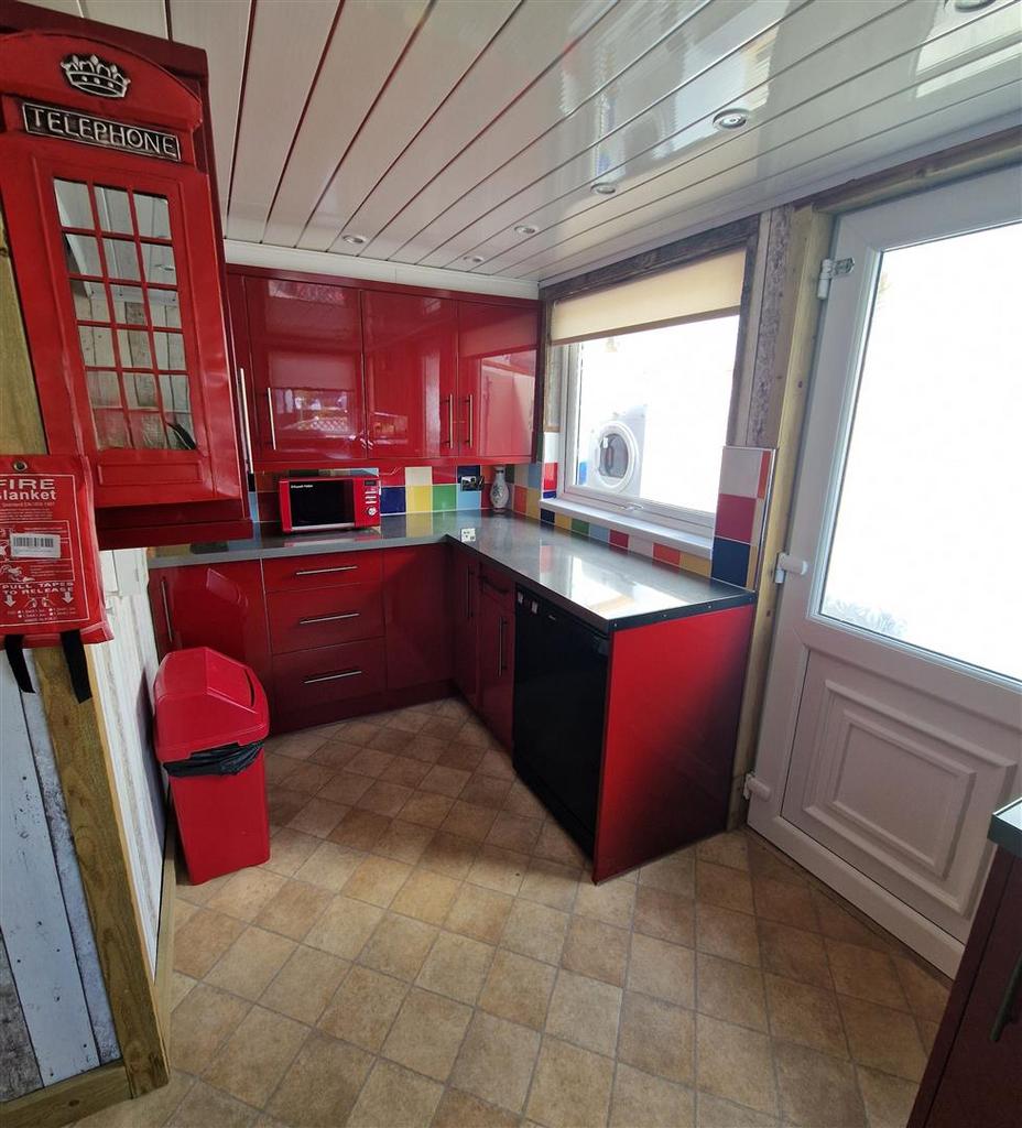 Kitchen 2.jpg