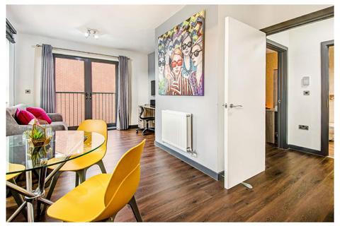 Studio to rent, 83 Cardigan Lane