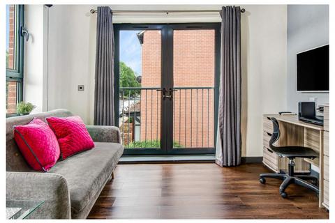 Studio to rent, 83 Cardigan Lane