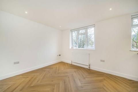 Studio to rent, Ellesmere Road, London W4