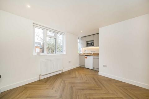 Studio to rent, Ellesmere Road, London W4