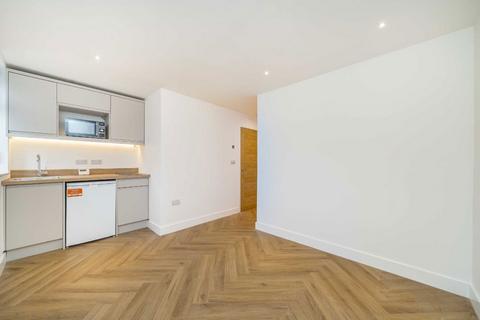 Studio to rent, Ellesmere Road, London W4