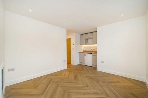 Studio to rent, Ellesmere Road, London W4