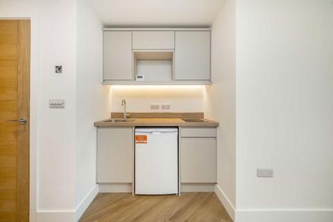 Studio to rent, Ellesmere Road, London W4