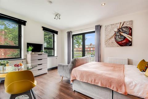 Studio to rent, 83 Cardigan Lane