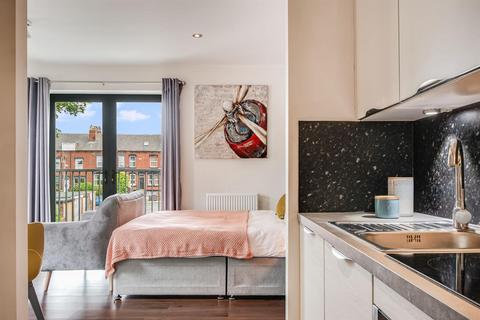 Studio to rent, 83 Cardigan Lane
