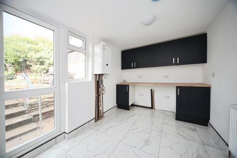 3 bedroom semi-detached house for sale, Kendal Close, Luton