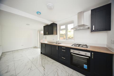 3 bedroom semi-detached house for sale, Kendal Close, Luton