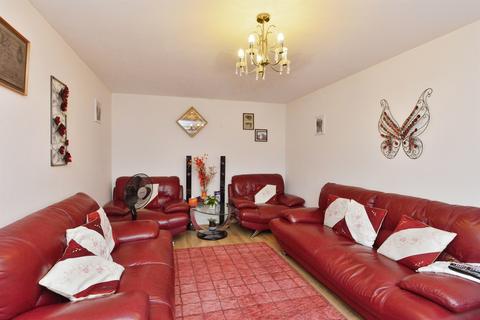 4 bedroom detached house for sale, Aran Court, Oakridge Park, Milton Keynes